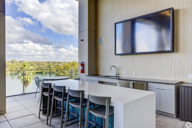 Building Photo - 1620 E Riverside Dr