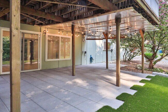 Building Photo - Remodeled Bellevue Home