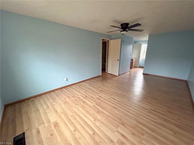 Building Photo - 535 Willow Dr SE