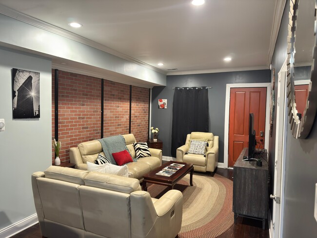 Building Photo - 533 Leon St