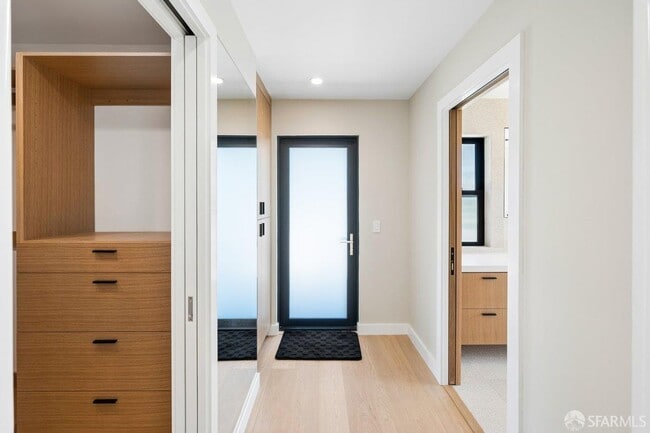 Building Photo - 1435 Lakeview Dr