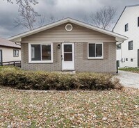 Building Photo - 5528 Sunnycrest Dr