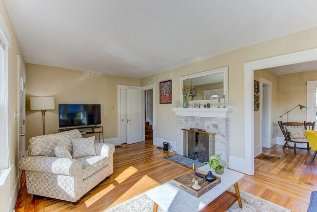 Building Photo - 2243 Woolsey St