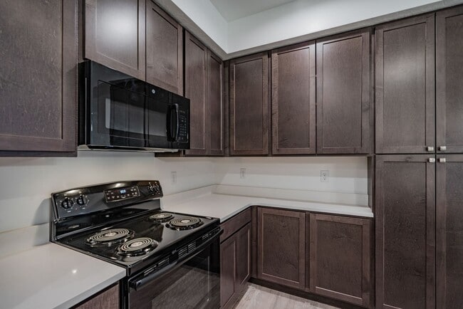 Building Photo - Well Maintained, 3 Bedroom and 2.5 Bathroo...