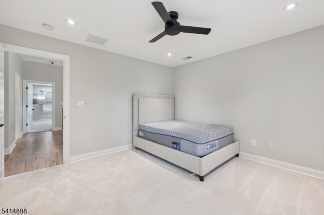 Building Photo - 5 Shores Rd