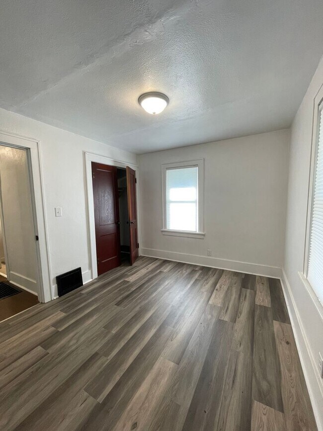 Building Photo - Three Bedroom Single Family Home Near Loeb Stadium