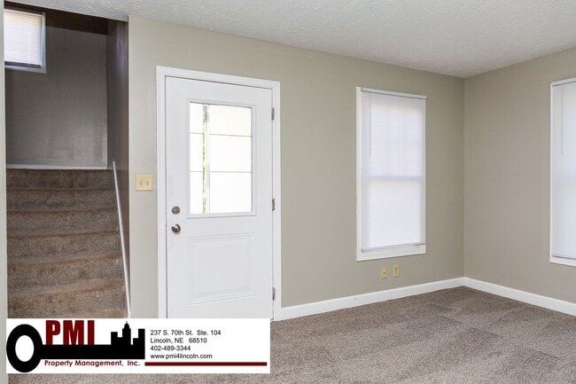Building Photo - 3 Bedroom and 1.5 bathroom Duplex for rent