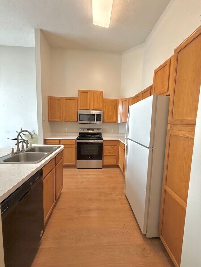 Building Photo - Great 2 Bedroom Townhome in Prime Apple Valley Location!   W’Finished Basement