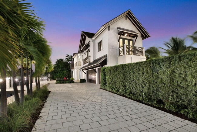 Building Photo - 400 Mola Ave