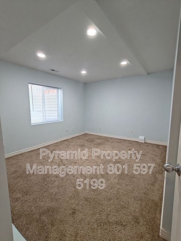 Building Photo - 2896 E Lookout Dr