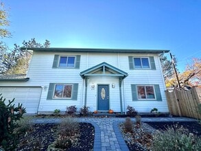 Building Photo - Stunning 3 Bed, 2.5 Bath Home in the Heart of Downtown Bend!