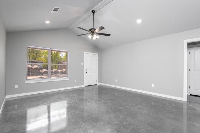 Building Photo - 106 Hemlock Ave