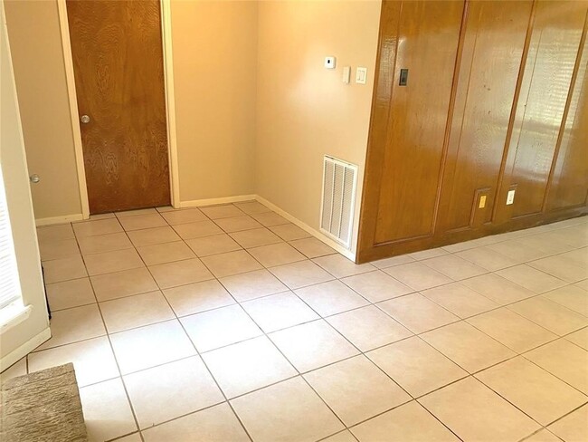 Building Photo - 323 Maybrook Dr