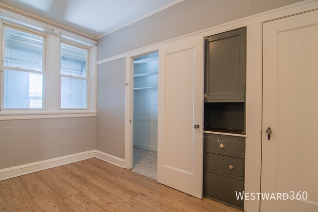 Building Photo - 7841 S Kingston Ave