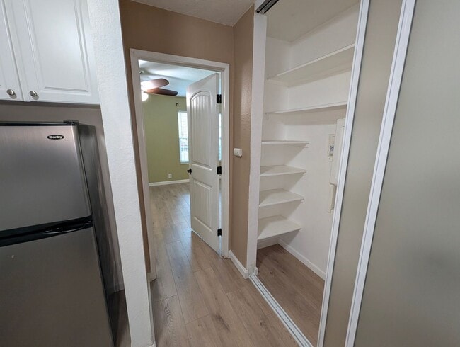 Building Photo - Pleasant Hill 1/1 Condo Available Now!