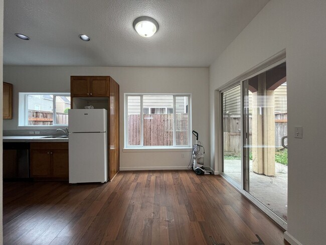 Building Photo - Bright End-Unit Townhouse with a Loft & Covered Patio