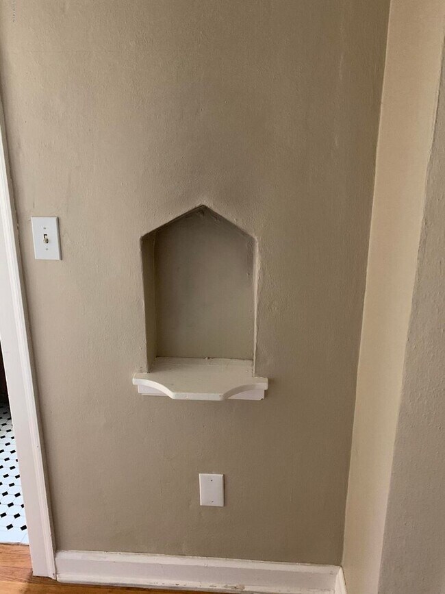 Building Photo - Charming 2/1 in the heart of St. Nicholas