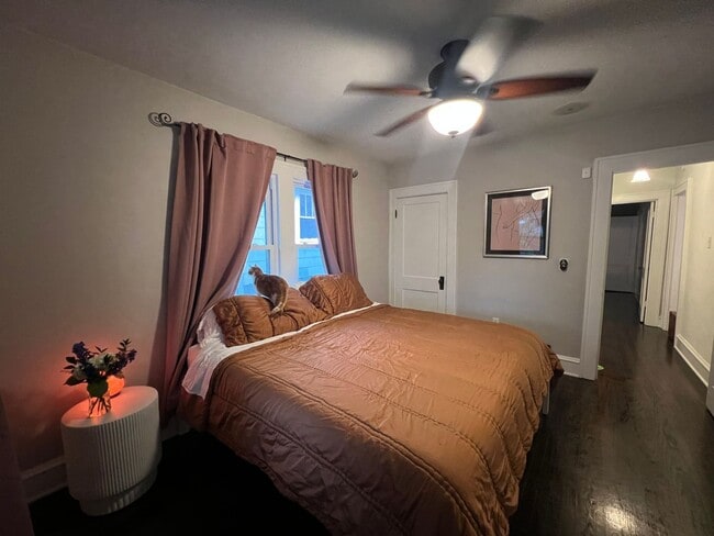 Building Photo - {4331} Updated West Plaza Bungalow + Moder...