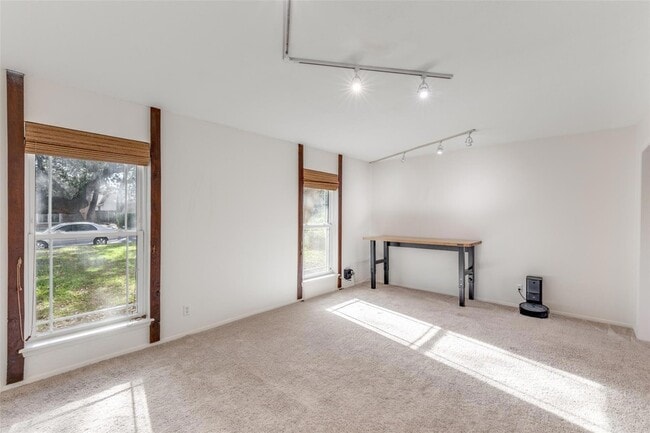 Building Photo - 4002 Biscay Dr