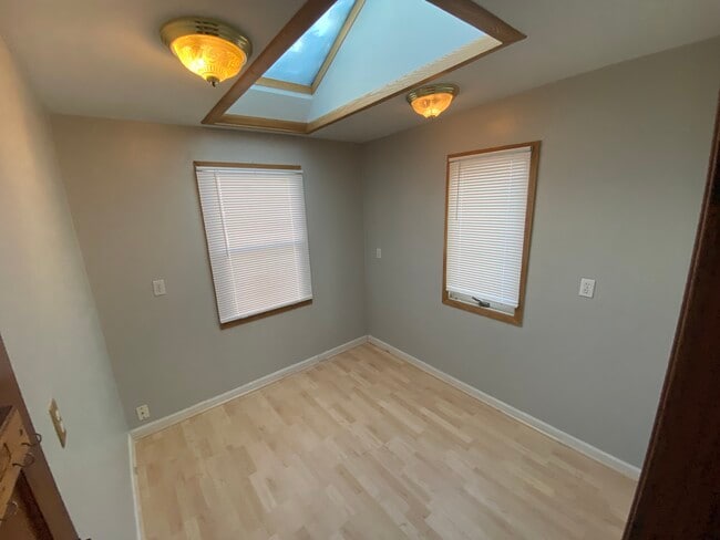 Building Photo - Stunning 4br 2ba in the Heart of Bayview !