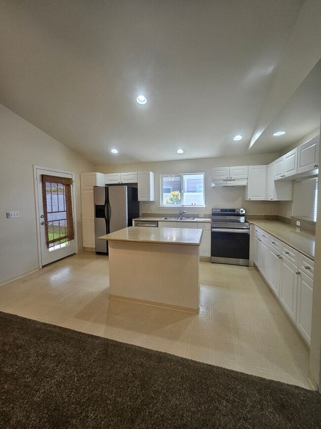 Building Photo - 3-2 bedroom home in the legend Maui Lani