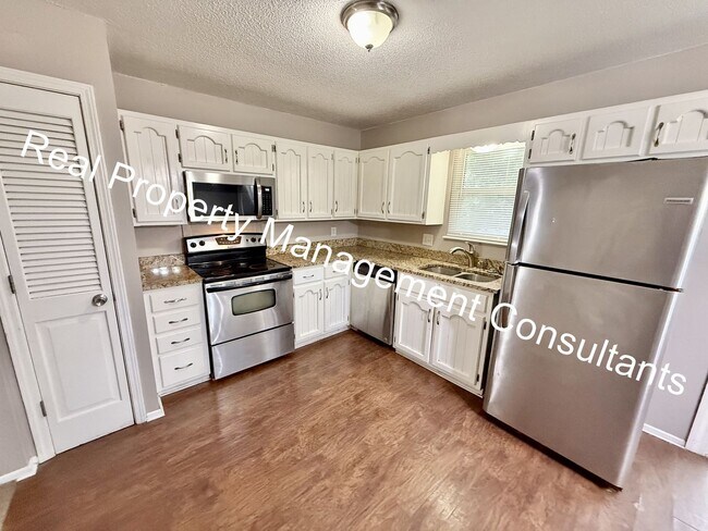 Building Photo - 3 Bedroom Split-Level Home in Sought-After...