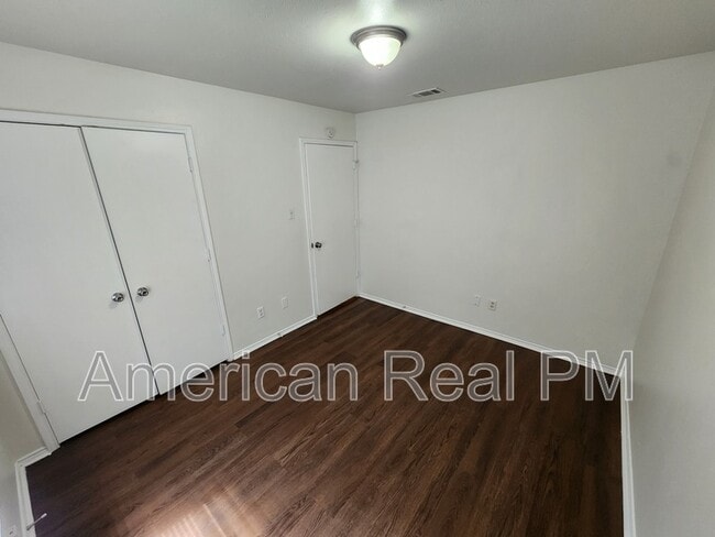 Building Photo - 2750 Sunset Strip Dr