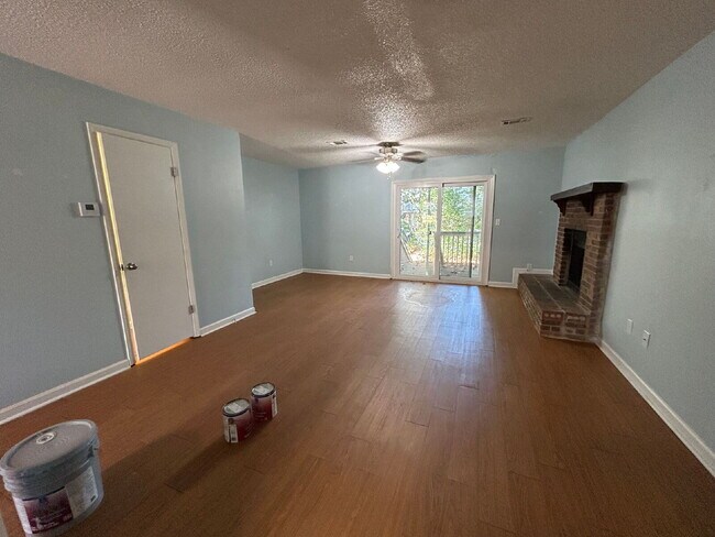 Building Photo - 2BR/1.5BA Townhouse Apartment Conveniently Located!