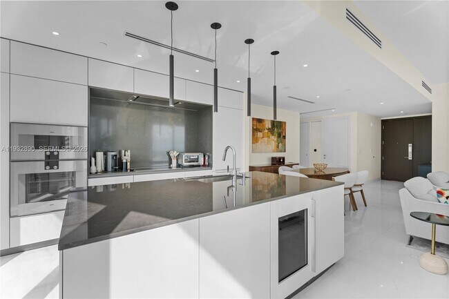 Building Photo - 300 Biscayne Blvd Way