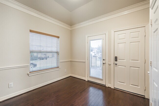 Building Photo - 3521 Clearview Cir