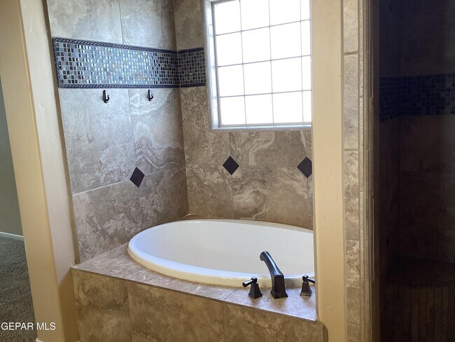 Building Photo - 5511 Grove Dr