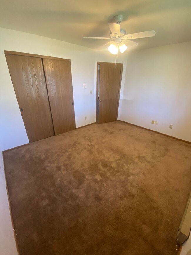 Building Photo - Private Entry Lower 2 Bedroom Apartment!