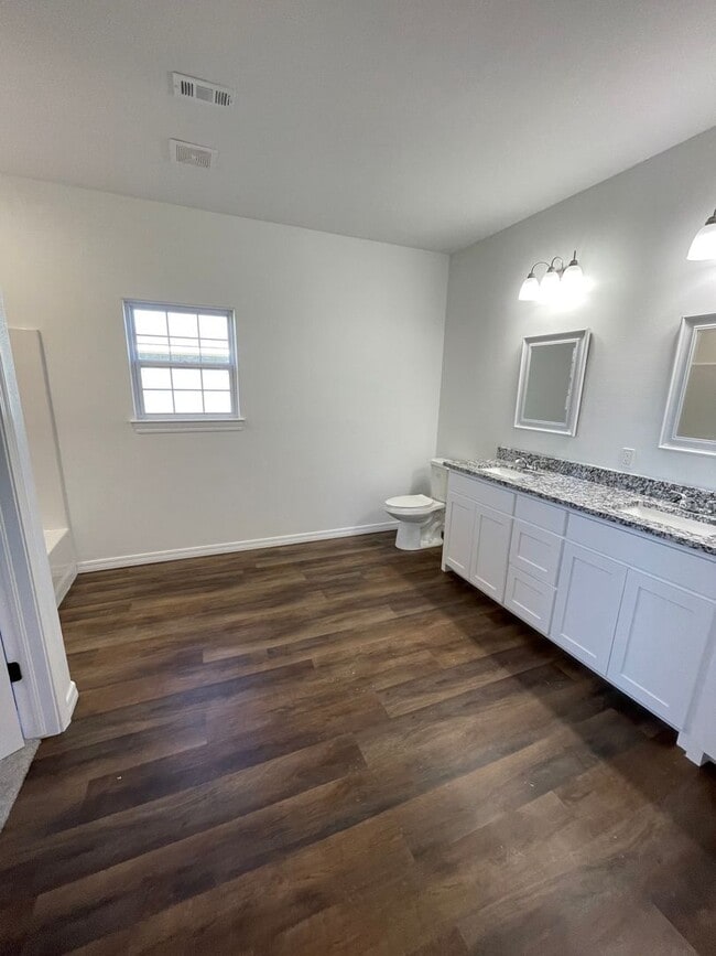 Building Photo - Comfortable 3/2 in Desired Neighborhood