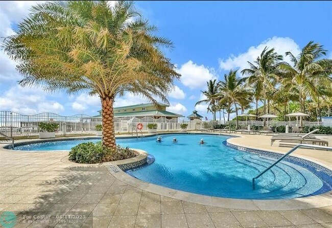 Building Photo - 16699 Collins Ave