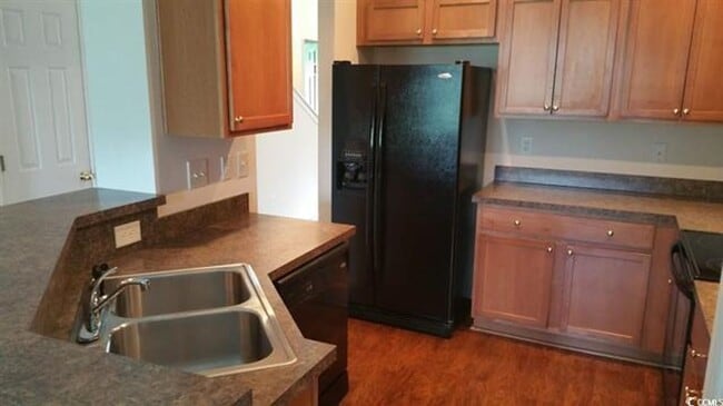 Building Photo - ROOMMATE PRIVATE BED/BATH $900