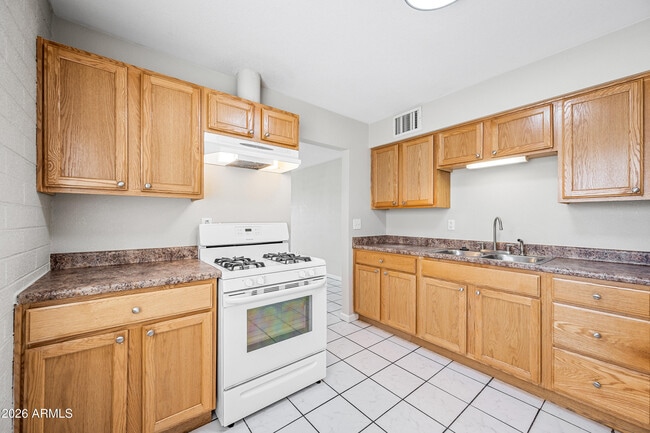 Building Photo - 837 E Alice Ave