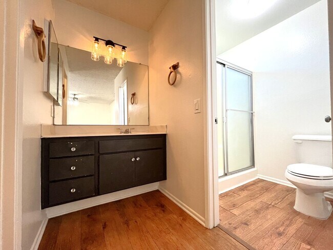 Building Photo - 3 bed, 2 bath located in Riverside!