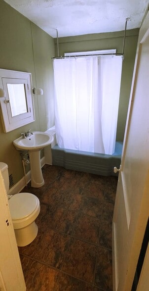 Full Bathroom - 352 1/2 E 20th Ave