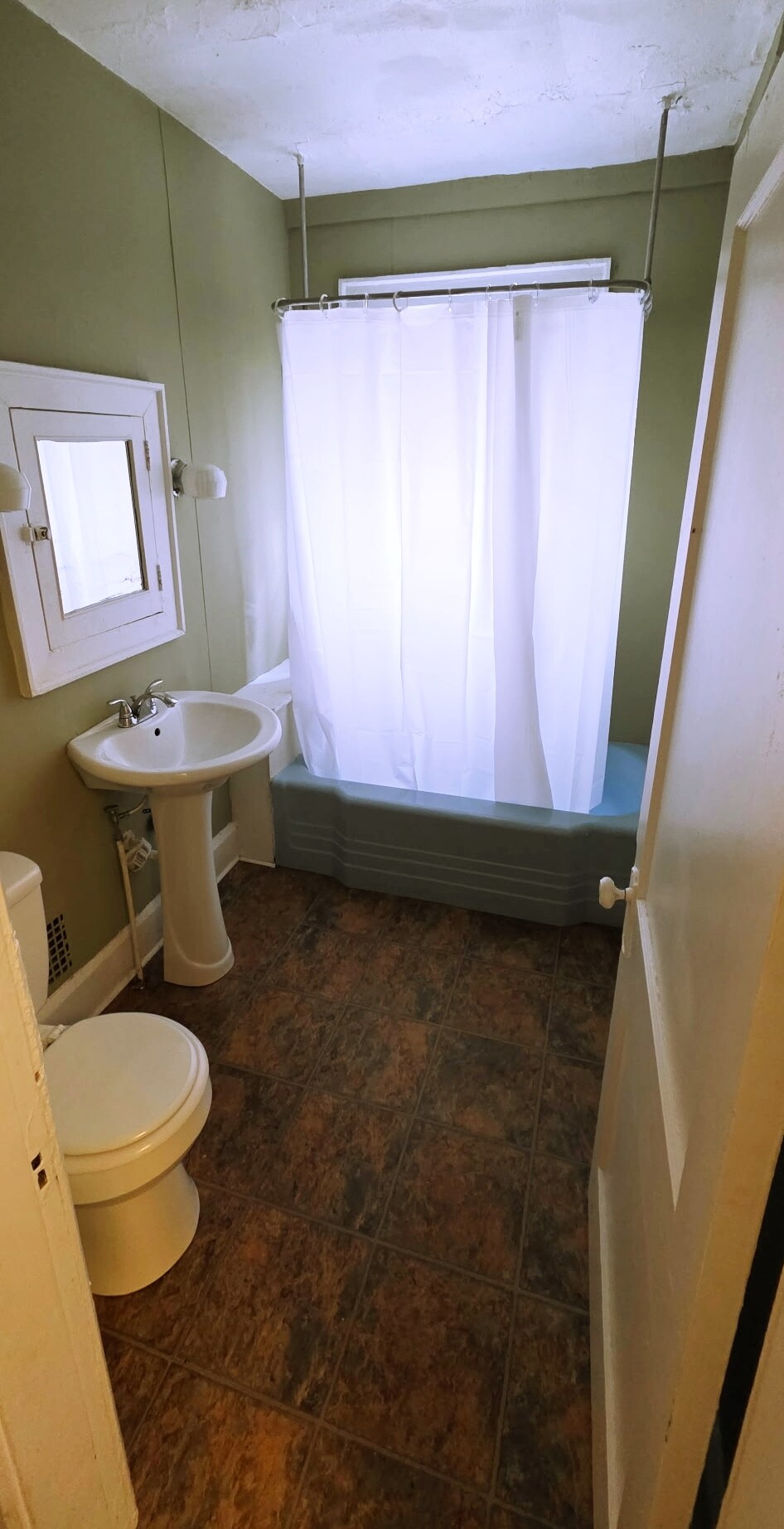 Full Bathroom - 352 1/2 E 20th Ave