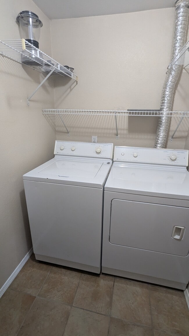 Laundry room - 15433 Country Club Dr