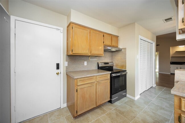 Building Photo - 2331 Ridgemont Dr
