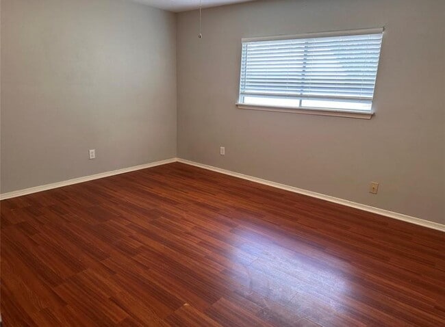 Building Photo - 3323 Brookdale Dr