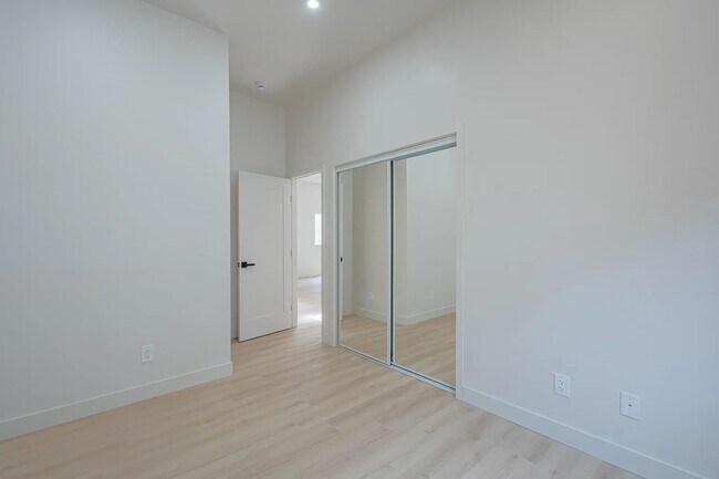 Building Photo - 987 Harcourt Ave