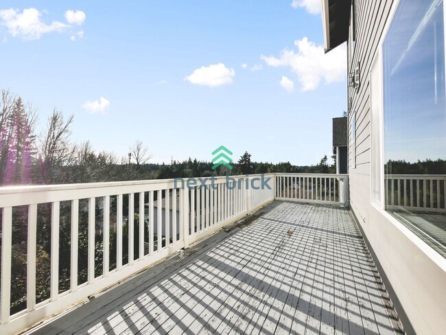 Building Photo - 5 Bed and 3.5 Bath Single-family Home is A...