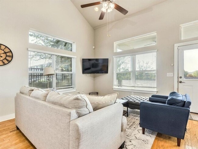 Building Photo - Inviting 4/BR 2.5/BA Home in Austin