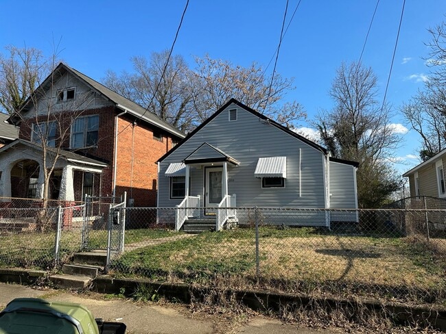 Building Photo - 2 bed house w Laundry, All electric, central HVAC, fenced yard, hardwoods
