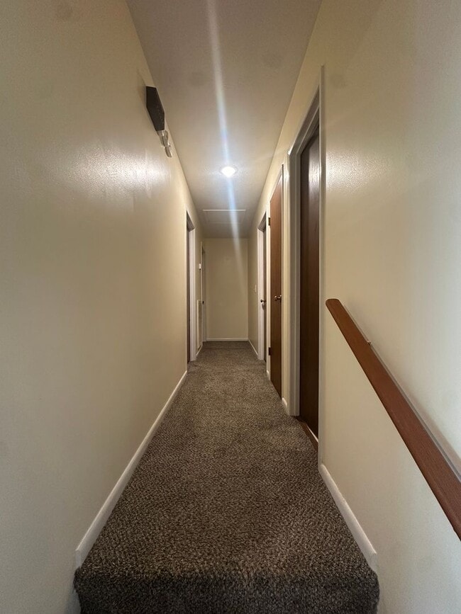 Building Photo - Charming 3 Bedroom, 2 Bathroom Home in Lenlock!