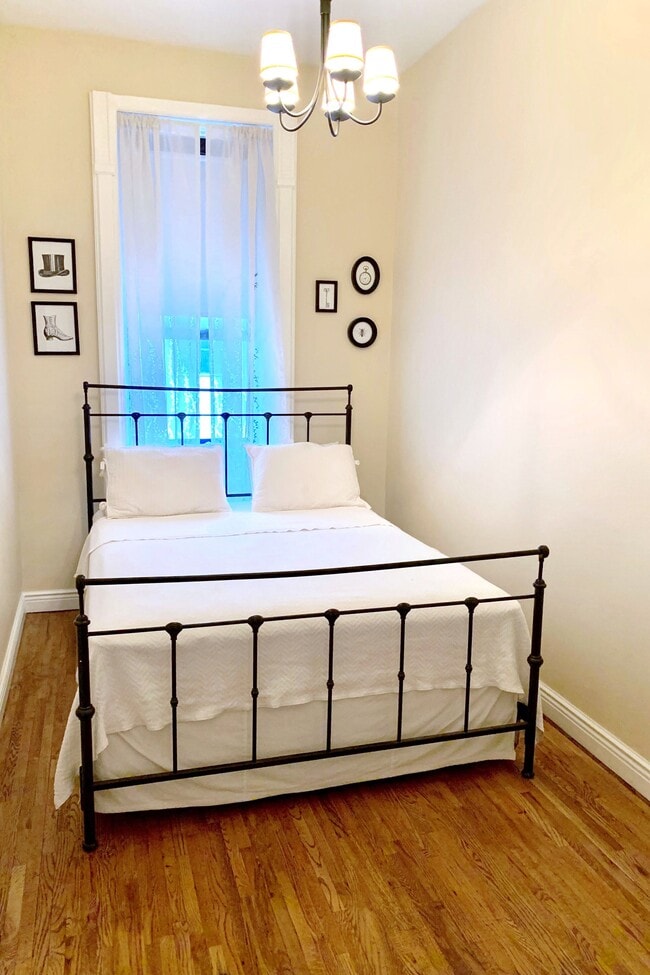 Building Photo - 134 W 71st St