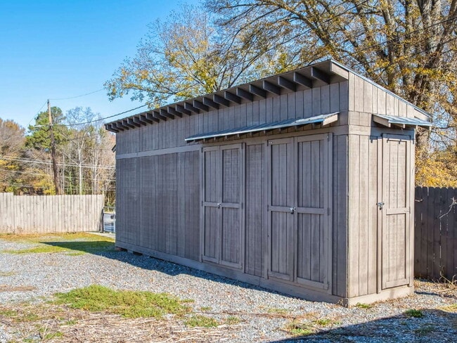 Building Photo - Unique Live/Work Opportunity With Large Fenced Yard Plus Outdoor Storage