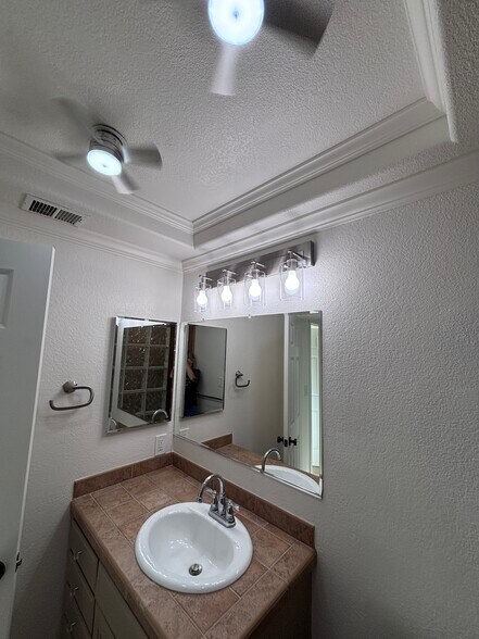 Building Photo - 2108 Lost Lake Pl